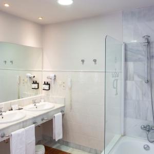 Baño de habitación superior en el Parador de Tordesillas