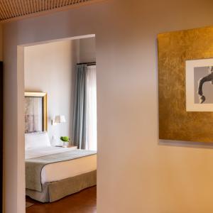 Acceso a habitación doble superior con artesonado en el Parador de Trujillo