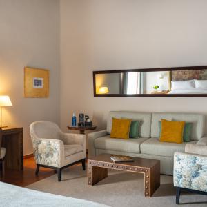 Zona de salón de habitación doble superior con artesonado en el Parador de Trujillo