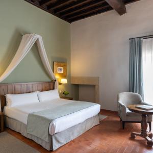 Habitación estándar con cama de matrimonio en el Parador de Trujillo