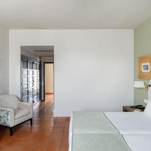 Baño de habitación estándar en el Parador de Trujillo