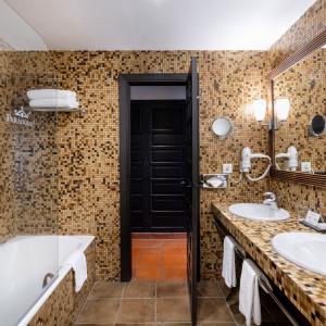 Baño de habitación estándar del Parador de Trujillo