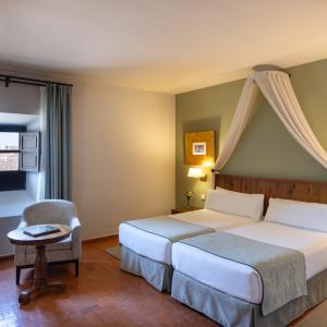 Vista general de habitación estándar con dos camas en el Parador de Trujillo