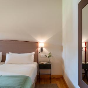 Detalle de habitación doble accesible del Parador de Tui