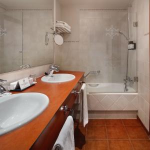 Baño de habitación superior en el Parador de Vielha