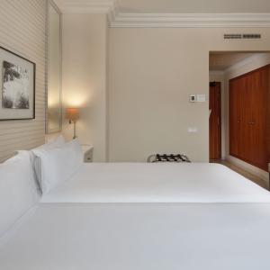 Camas de habitación doble estándar en el Parador de Vielha