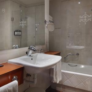 Baño de habitación doble estándar en el Parador de Vielha