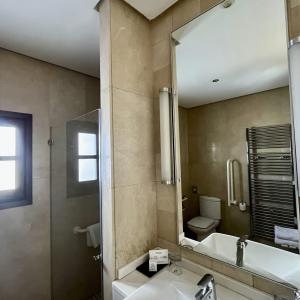 baño de habitación doble accesible en el Parador de Zafra