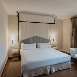 Habitación doble estándar con cama doble en el Parador de Jarandilla de la Vera