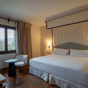 Habitación doble estándar con cama de matrimonio en el Parador de Jarandilla de la Vera