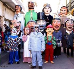 Gigantes y cabezudos y Perlé en el carnaval de Herencia.