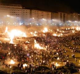 Hogueras en la playa.