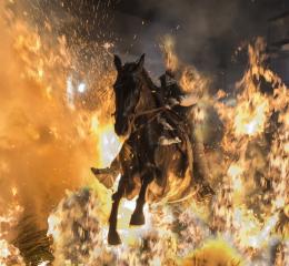 Paso del fuego por los caballos.