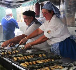 Asando sardinas en el festival.