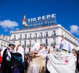 Chulapos y chulapas en la Puerta del Sol.