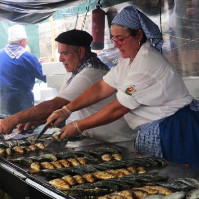 Asando sardinas en el festival.