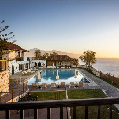Vista de la puesta de sol sobre el Parador de La Gomera y su piscina con el mar al fondo