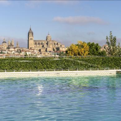 Vistas de la ciudad de Salamanca con la piscina del Parador en primer término