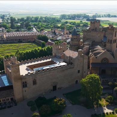 Vista aérea del Parador de Olite-Erriberri que muestra el edificio del Parador y sus alrededores