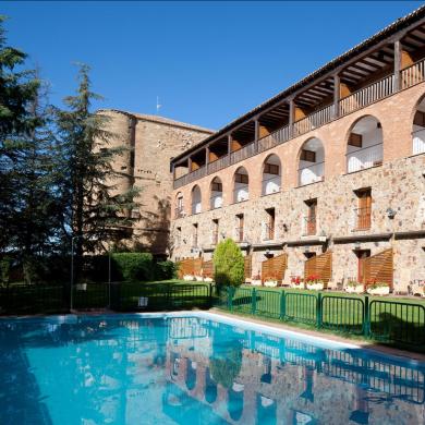 Vista de la fachada exterior del Parador de Benavente con la piscina de temporada junto al edificio