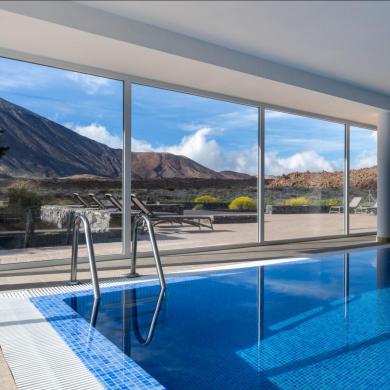 Vista de la piscina del Parador de Las Cañadas del Teide con paisaje montañoso volcánico al fondo