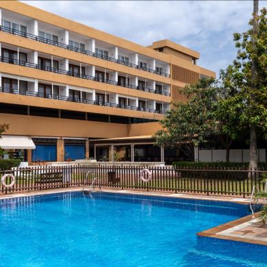 Vista de la piscina del Parador de Ceuta con el edificio del Parador detrás