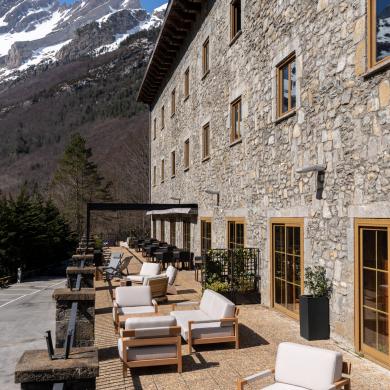 Zona de terraza del Parador de Bielsa con nieve de fondo