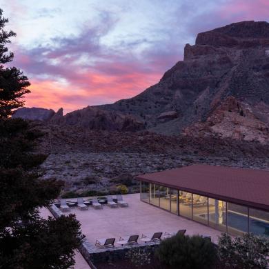 Vista al atardecer de la piscina de Parador de Las Cañadas del Teide