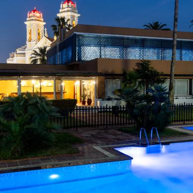 Vista nocturna de la piscina del Parador de Ceuta