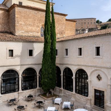 Terraza del claustro del Parador de Cuenca