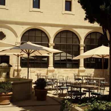 Terraza del claustro del Parador de Cuenca
