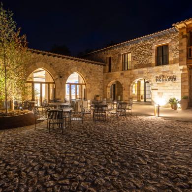 Terraza nocturna del Parador de Santillana Altamira