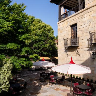 Fachada con terraza del Parador de Santillana Gil Blas