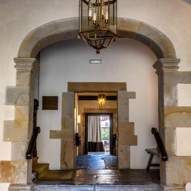 Acceso al Parador de Santillana Gil Blas