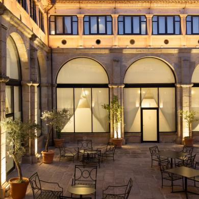 Terraza del claustro del Parador de Trujillo por la noche