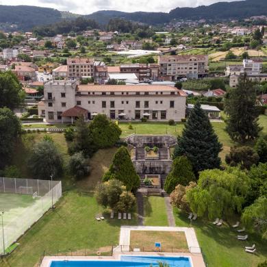 Vista aérea del Parador de Tui y su piscina