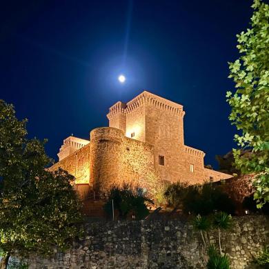 Foto nocturna del Parador de Jarandilla de la Vera