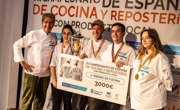 Los ganadores, junto a Koldo Royo y las representantes de Paradores en el concurso de repostería