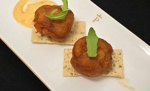 Buñuelo de gamba roja con mayonesa de kimchi