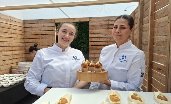El equipo posa con las croquetas