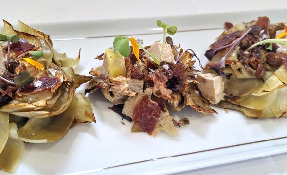 Flores de alcachofa con confit de pato, foie y crujiente de jamón.