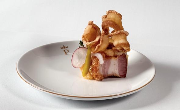 Tapa de torreznos MG de Soria con patatas revolconas del Parador de Alcalá