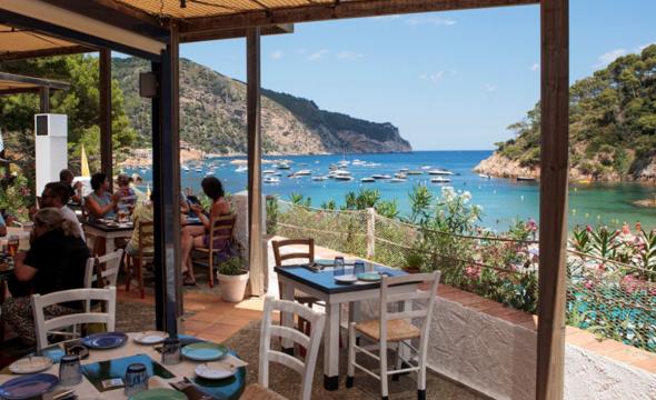 El restaurante se ubica en un emplazamiento idílico a pie de playa.