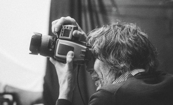 Fotógrafo Eugenio Recuenco durante la sesión de la campaña de primavera de Paradores