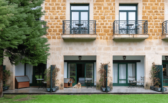 Perro descansando en la terraza de la habitación del Parador de Cangas de Onís