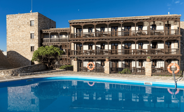 Vista del Parador de Tortosa y su piscina
