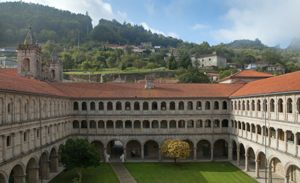 Patio central del Parador de Santo Estevo