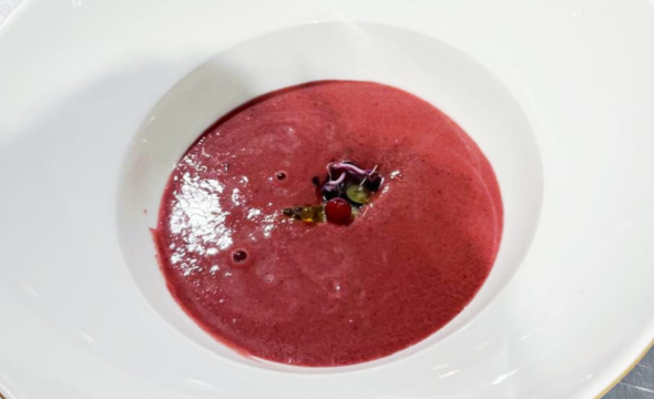 sopa de frutos rojos con granizado de mostillo