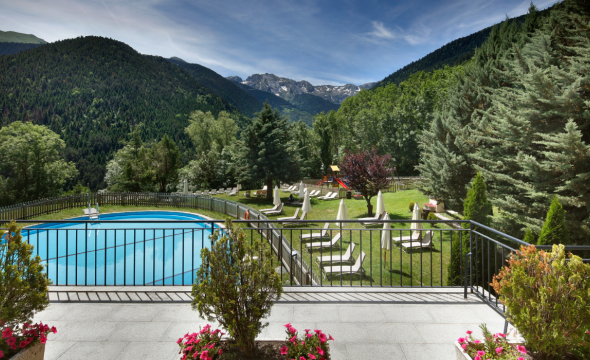 vistas a la piscina y montaña desde el Parador de Vielha
