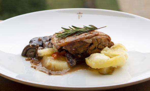 Ternasco de Aragón confitado al romero con patatas panadera y setas